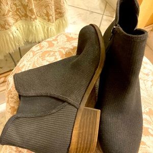 Kenzie gray ankle boots with side zipper size 9